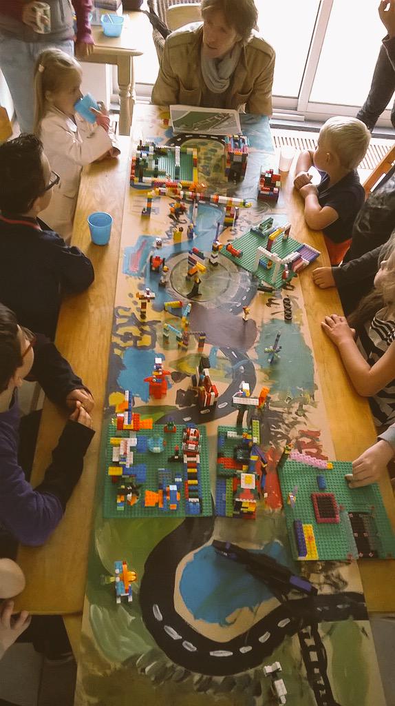 BrabantWonen's tweet photo. Kinderen #Orthen-Links lichten hun Lego ontwerp voor nieuwe Donk toe aan ontwerper @shertogenbosch @typischdenbosch http://t.co/2ozSllhmkF