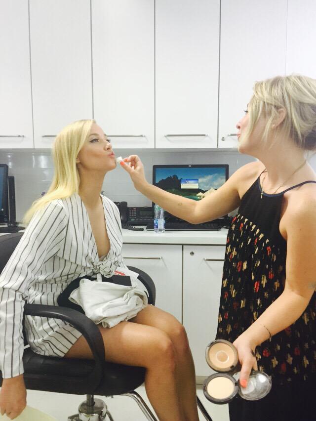 #MMVA beauty <a href="/liztrinnear/">Liz Trinnear</a> getting a touchie with makeup guru <a href="/nikkistrachan/">Nikki Strachan</a> !!