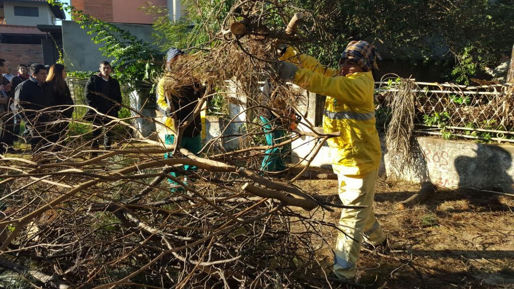 Trabajos de limpieza de casa abandonada sobre Sucre c/ Emeterio Miranda, en el marco de la Ord. 408/14 <a href="/hoypy/">Diario HOY Paraguay</a> <a href="/780AM/">Radio 780 AM</a>