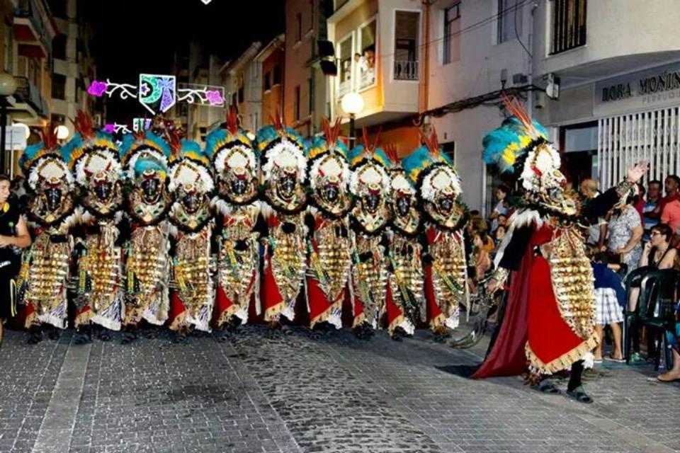 FTaifes's tweet photo. Espectacular l'esquadra Taifa de Mutxahid, cap d'esquadra Domingo, lluint un majestuós tratge de negres #Capitania14 http://t.co/Dm5sKy5AFM