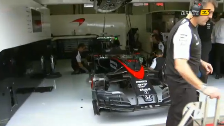 El box de McLaren, ...