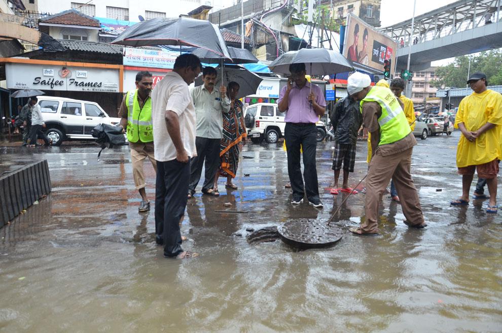 BOMBAYGRAM's tweet image. #MumbaiRains 1st day-long of rainfall inside the #BMC headquarters &amp;amp; #DisasterControl room and workers on the streets