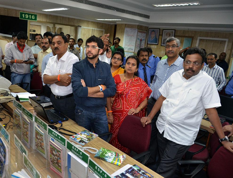 BOMBAYGRAM's tweet image. #MumbaiRains 1st day-long of rainfall inside the #BMC headquarters &amp;amp; #DisasterControl room and workers on the streets
