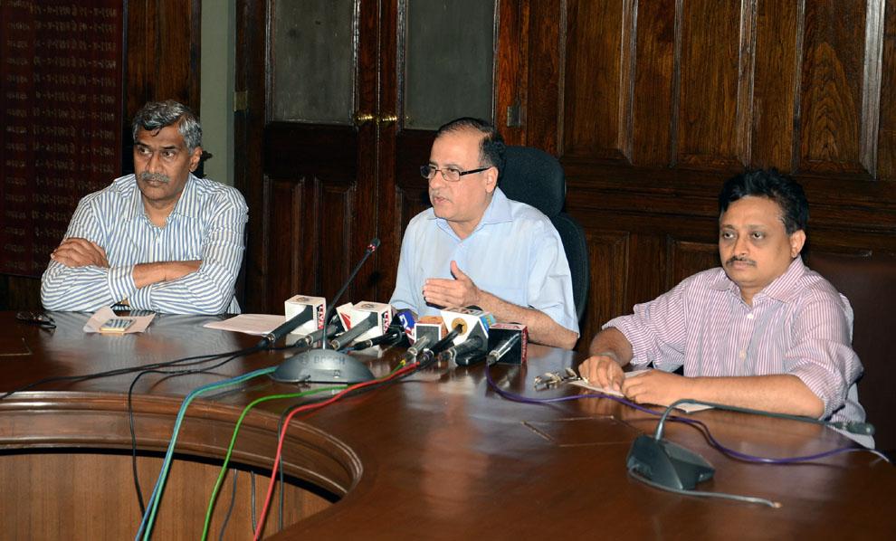 BOMBAYGRAM's tweet image. #MumbaiRains 1st day-long of rainfall inside the #BMC headquarters &amp;amp; #DisasterControl room and workers on the streets