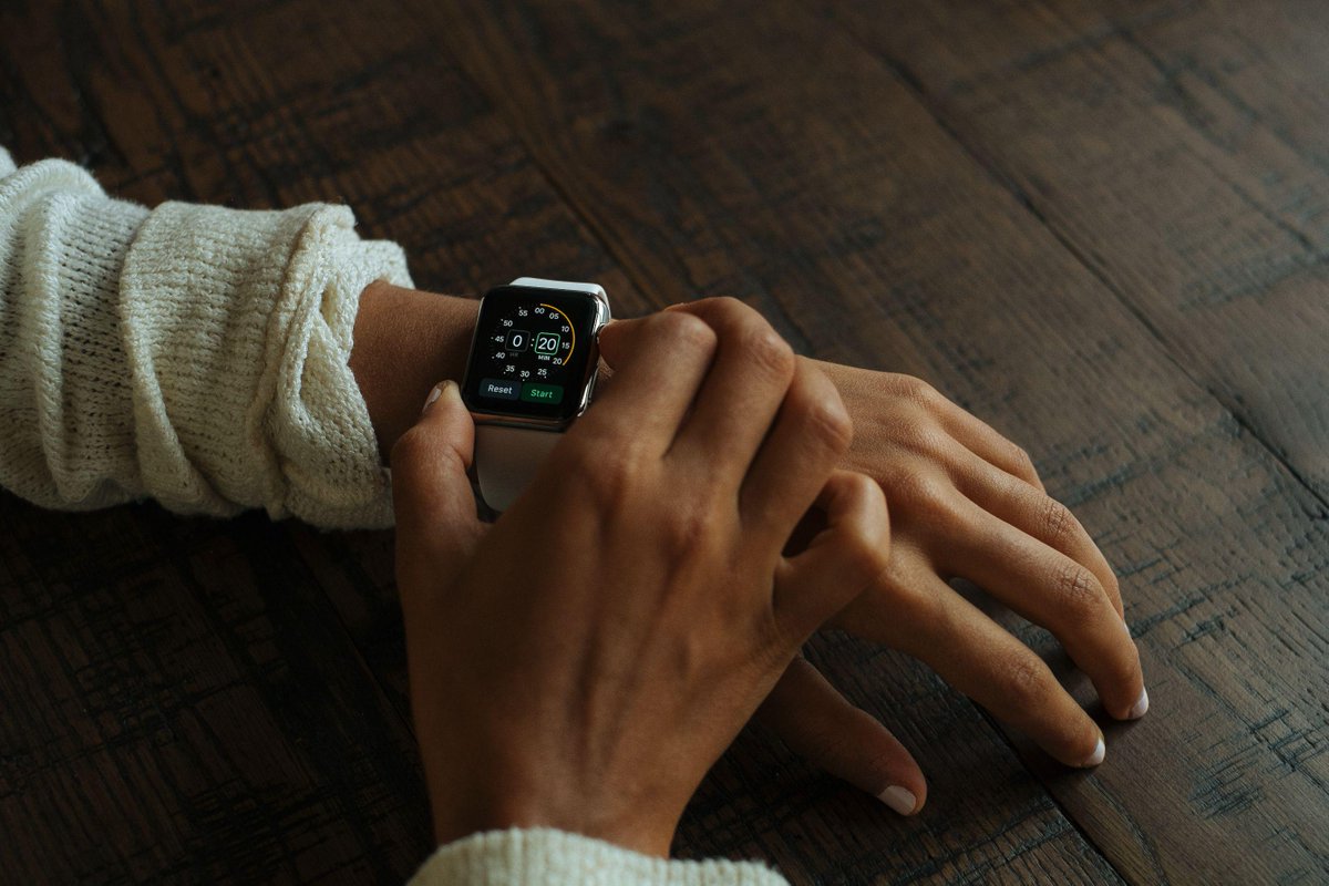 unsplash's tweet photo. Free Apple Watch stock photos 👌 https://t.co/evYGEYzqES http://t.co/sMG8uopAiJ