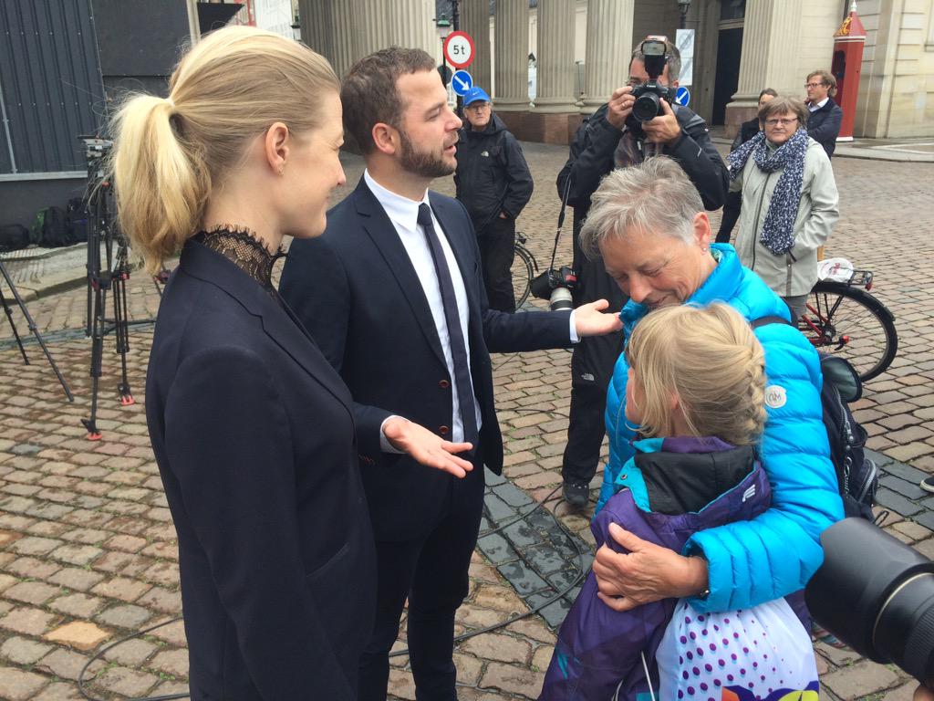 Radikal leder Morten Østergaard møder en ung fan efter mødet med Dronningen #dkpol