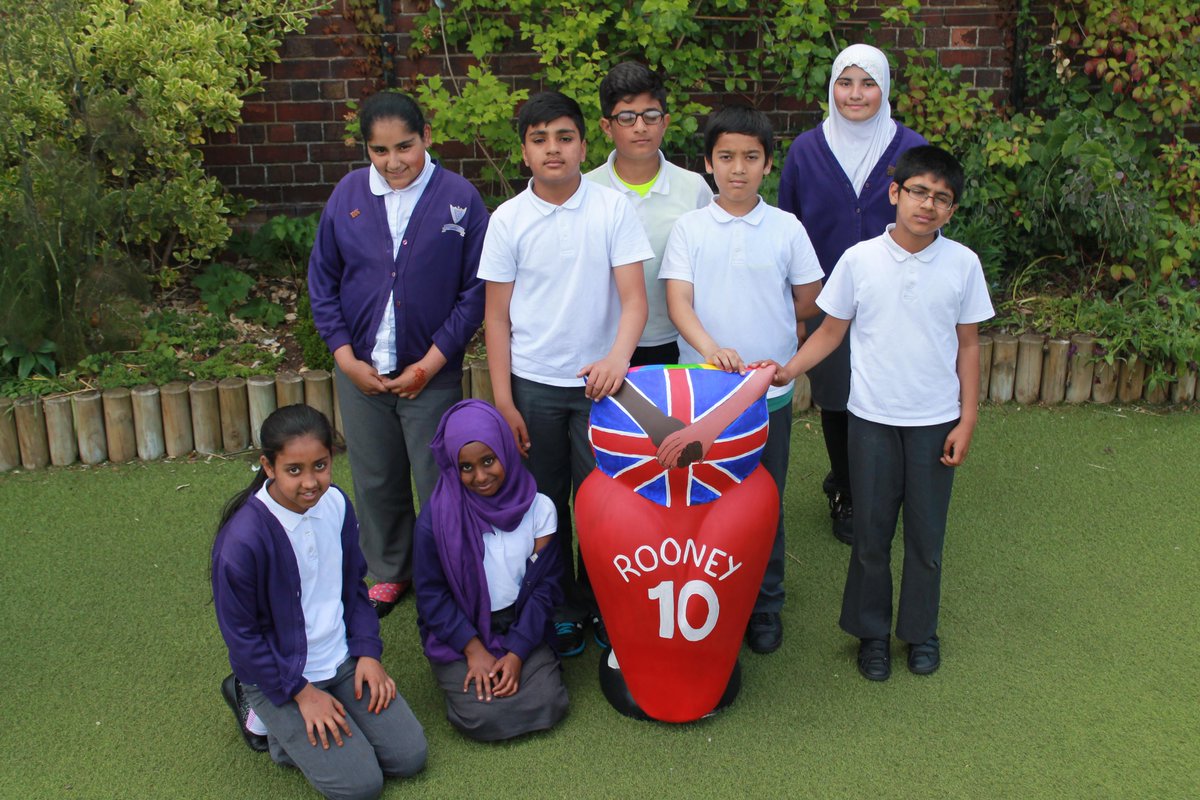 miss_dutton's tweet photo. @AndertonPark Our 'British OWLues' owlet all finished and ready to fly the nest and our team of year 6 artists :) http://t.co/9z6NjmrzaB
