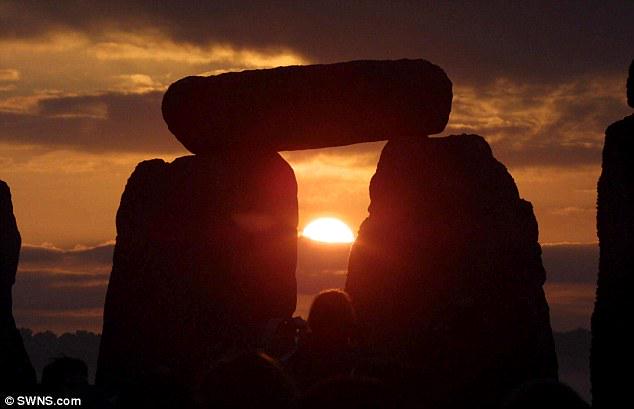 StormHour's tweet image. MT @DarceyCroft
#summersolstice this weekend, sunrise over #Stonehenge! bit.ly/1GVNR5y