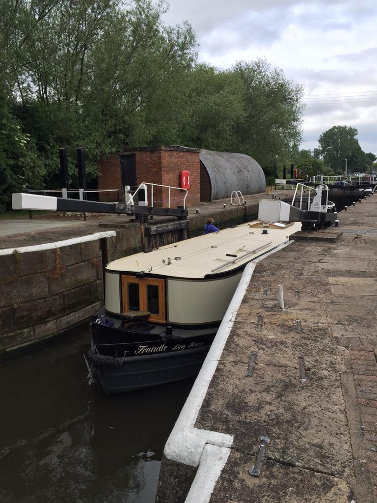 LFRSCastle18's tweet photo. TRAINING: This morning we had input from @CanalRiverTrust on the Sawley Locks. We even let Trundle through. #18fire http://t.co/UjT8BDY3Nk