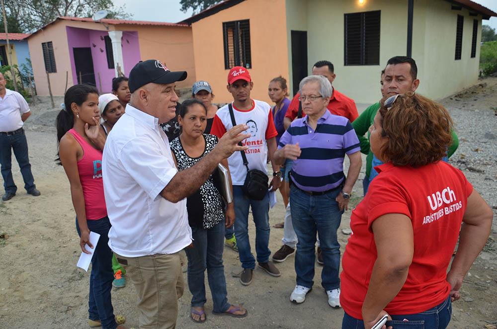 NLeonh's tweet photo. Atendiendo las comunidades de Aristides Bastidas en asambleas y encuentros con organizaciones.Pueblo y Gobierno Unido http://t.co/bQpbpMZFwD