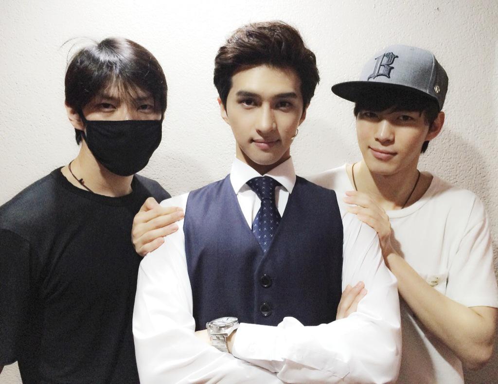 RealVIXX's tweet photo. 나는 로빅이다. #켄 요원의 첫 공연을 응원하기위해 #체스 공연장을 찾은 #레오 #홍빈 요원과의 사진을 공개하는 로빅이다. 켄요원을 응원하는 별빛+빅스요원들이 있다. 앞으로 화이팅하길 바란다! http://t.co/yF5NBoHlgO