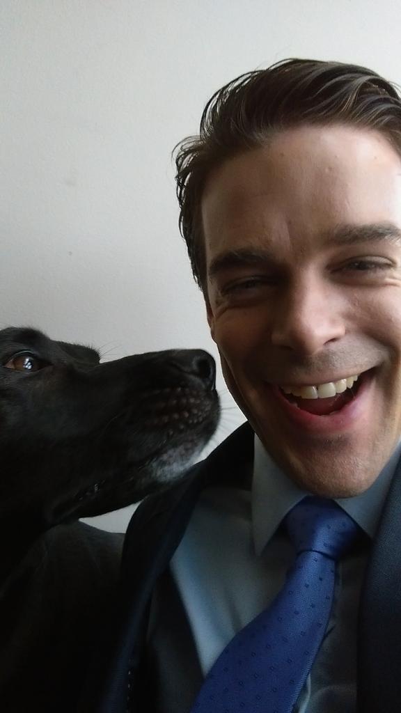 Jamie_S_Kennedy's tweet photo. In the green room chatting up the star of the show #texthedog #showtime #news #dogsoftwitter #dogs http://t.co/r9oxlkFFge