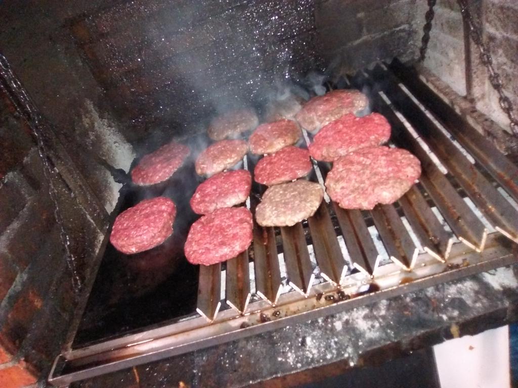 0a40fa1744ff4ec's tweet photo. Esto es lo que se cuece en el burger lobby de infanta mercedes 98.....

#theburgerlobby http://t.co/HBIzWJh6LU