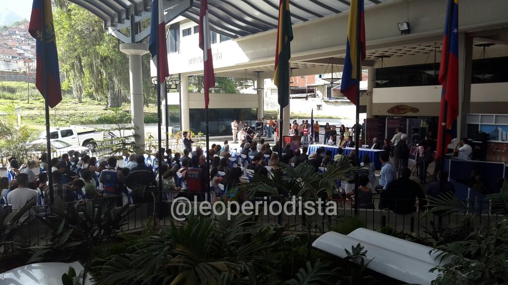 leoperiodista's tweet photo. Comienza FILU 2015 http://t.co/dnhaWRgw8r