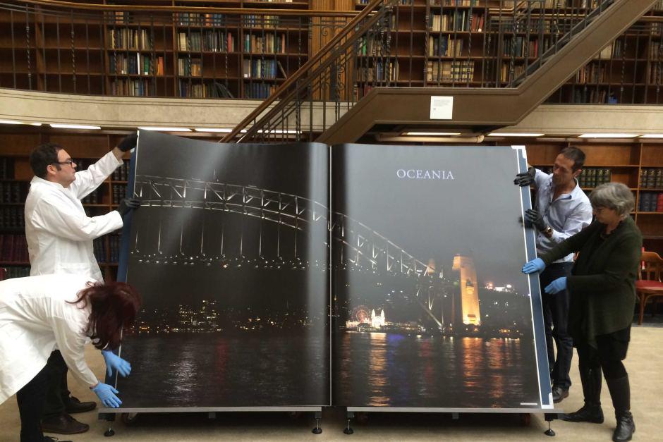 Гигантские книги. Супер большие книги. Самые большие книги. Книга великан в монголии 236 томов. Большие книги для великанов.