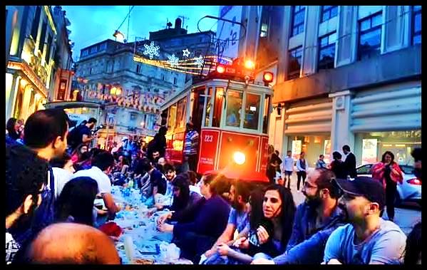 ISTANBUL_THEMES's tweet photo. #ISTANBUL #RAMADAN #IFTAR
#EARTHTABLE on #ISTIKLAL
@fehimtastekin #YeryüzüSofrası
#ISTANBULTHEMES https://t.co/cP5qTkckA6