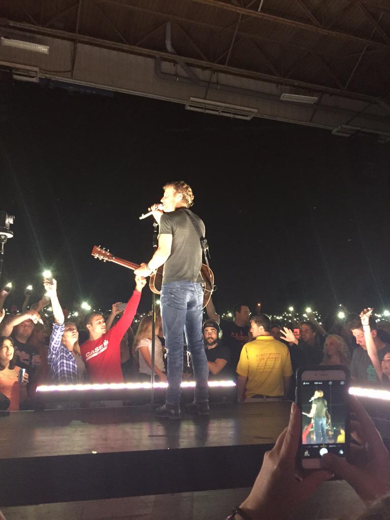 nrock09's tweet photo. @DierksBentley always puts on a hell of a show!!! http://t.co/ZffahibY1e