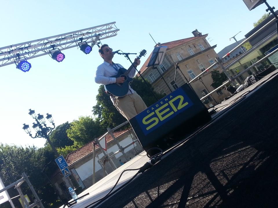 Vamos que esto empieza! <a href="/edgarcuerdo23/">Edgar Cuerdo</a> sobre el escenario 2 de #ActuaVigo La fiesta hoy está en la calle Arenal!