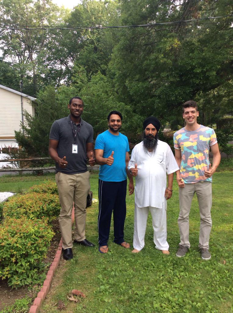 NRGRayJ's tweet photo. The Singh family has taken the #Solarpledge in #MiddletownNY #nrghomesolar #nrghappyfaces #1%More  #thumbsup http://t.co/TWp1bupBo6