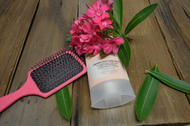 KJ_BeautyStore's tweet photo. Trying a new #hairstyle? Pick the right #hairbrush can be the first step http://t.co/gXYb7gUmGs http://t.co/hPmbr7Orgz