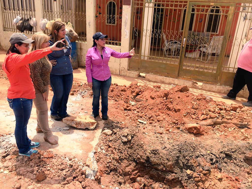 EvelingTrejo's tweet photo. Supervisamos la sustitución del colector de aguas servidas y la construcción de batea en el barrio 12 de Octubre http://t.co/d75yJGzK1X