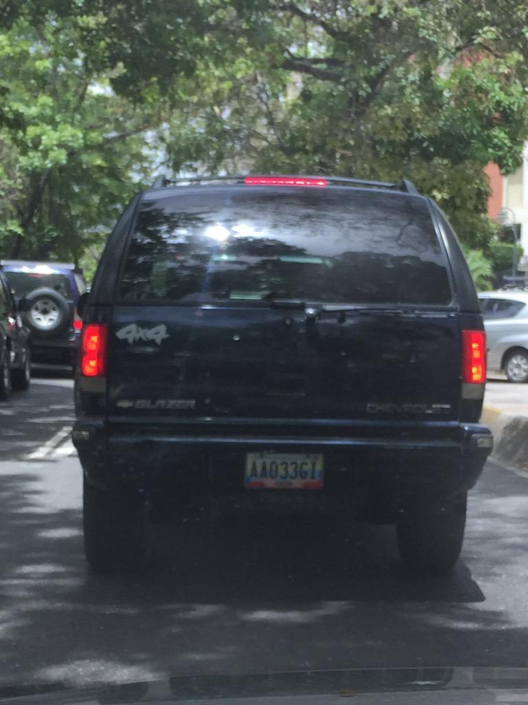 jcamacho08's tweet photo. @traffiCARACAS peligro al volante señor mayor choca y se da a la fuga! Los naranjos http://t.co/WJud1ur8iu