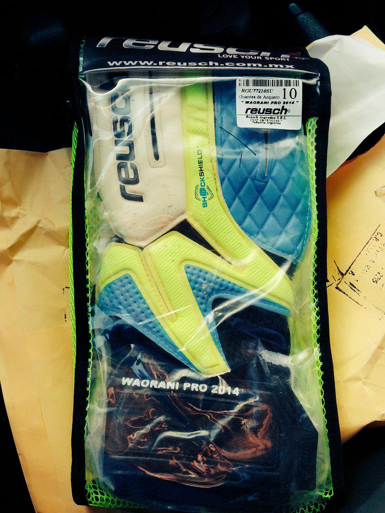 fantiagoooup's tweet photo. Simplemente el mejor guante #reusch #waorani #pro2014 #kancerbero http://t.co/HLcvf8iXvG