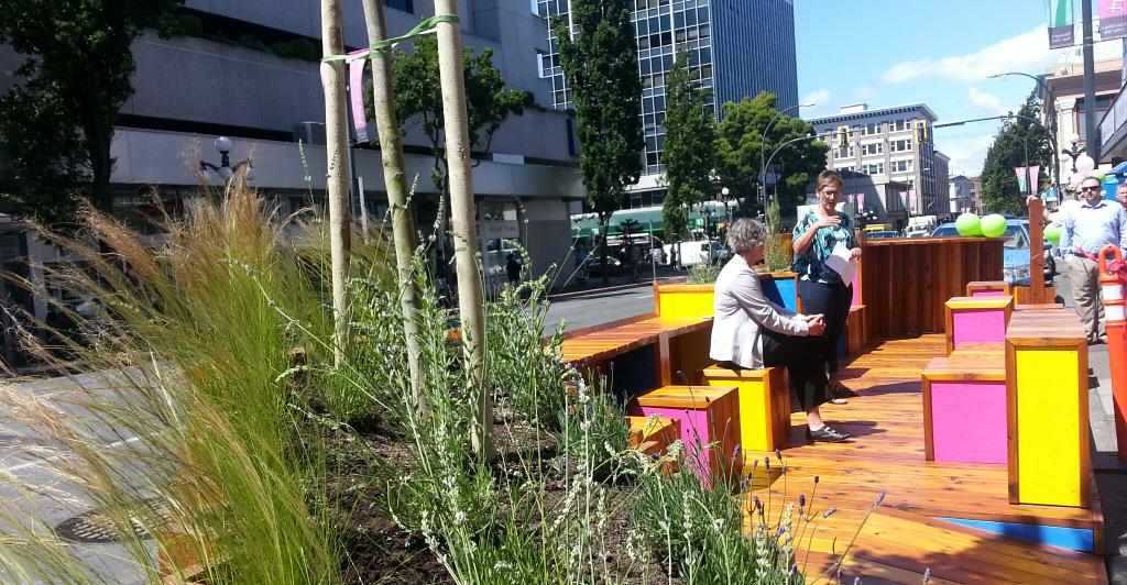 TVicTweeters's tweet photo. The brand new @FabulousFort parklet is open for business! What a wonderful initiative for our community. #yyj http://t.co/nuO7PMePue