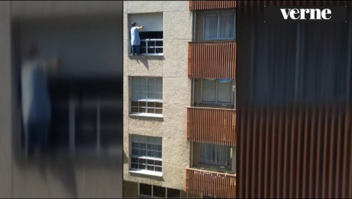'La Spiderman gallega': la señora de 65 años que limpia las persianas desde la fachada  ow.ly/OxZjo