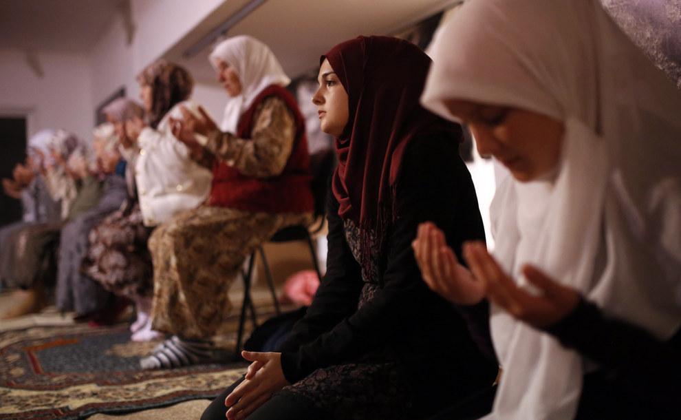 BuzzFeed's tweet photo. This Is What Ramadan Looks Like Around The World http://t.co/WSKn7dSKdS http://t.co/La9cvfcahM