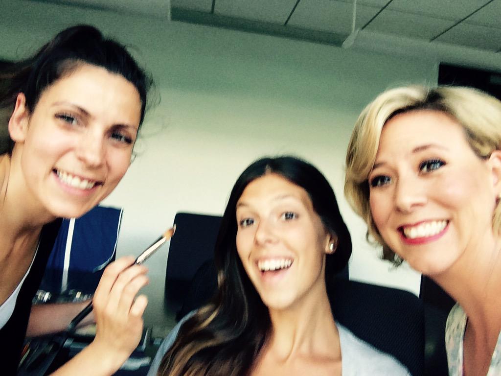 EveMarieLortie's tweet photo. @EveMarieLortie: Préparation beauté avant les #PrixPME @banquenationale!!!! http://t.co/Ksq1Psairx