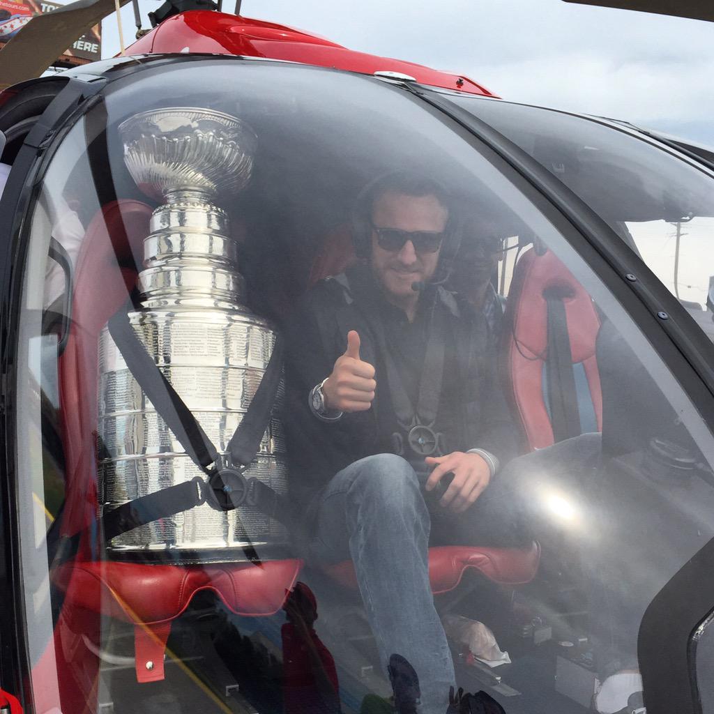 CHEtours's tweet image. HOSSSSSSSSSA IS THE MAN!! Thanks for flying with us today! CHE LOVES THE HAWKS! #helicopter #CupTracker #Chicago