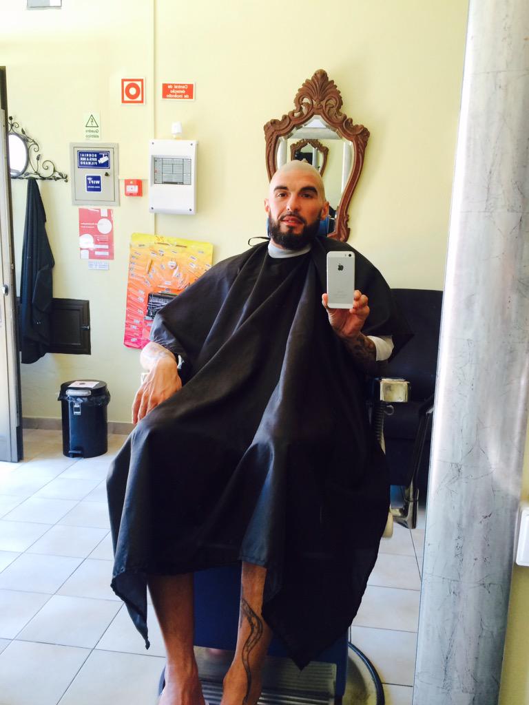 MLMDB4's tweet photo. Le nouveau curé portugais Mdrrr http://t.co/C1n7rUmOnt