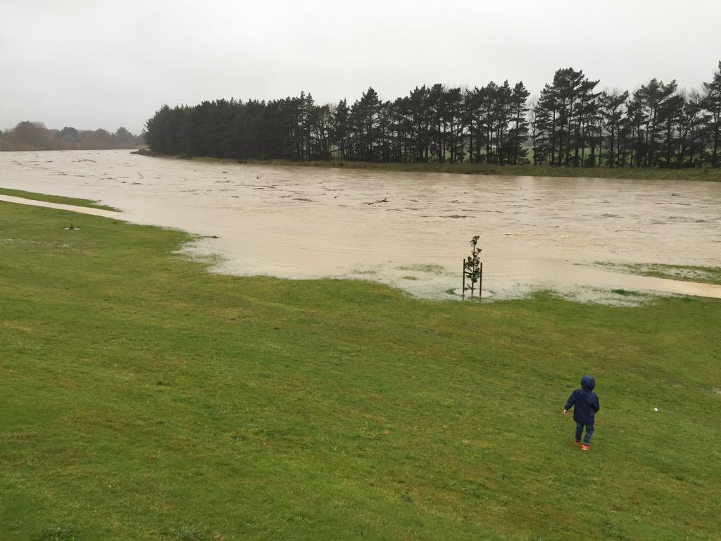 insidemyshoes's tweet image. The Manawatu River is very high this morning! Is it going to break its banks? @ManawatuNZ #Flooding