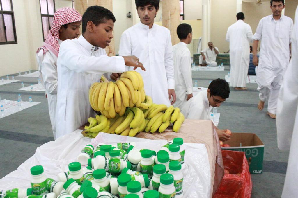 rajhimosq's tweet photo. بفضل الله وصل عدد الصائمين في #مخيم_إفطار_ودعوة_٢ ب #جامع_الراجحي_بالدمام اليوم الجمعة ٣٤٨ ولله الحمد #مناشط_الشرقية http://t.co/My08rKIx4m
