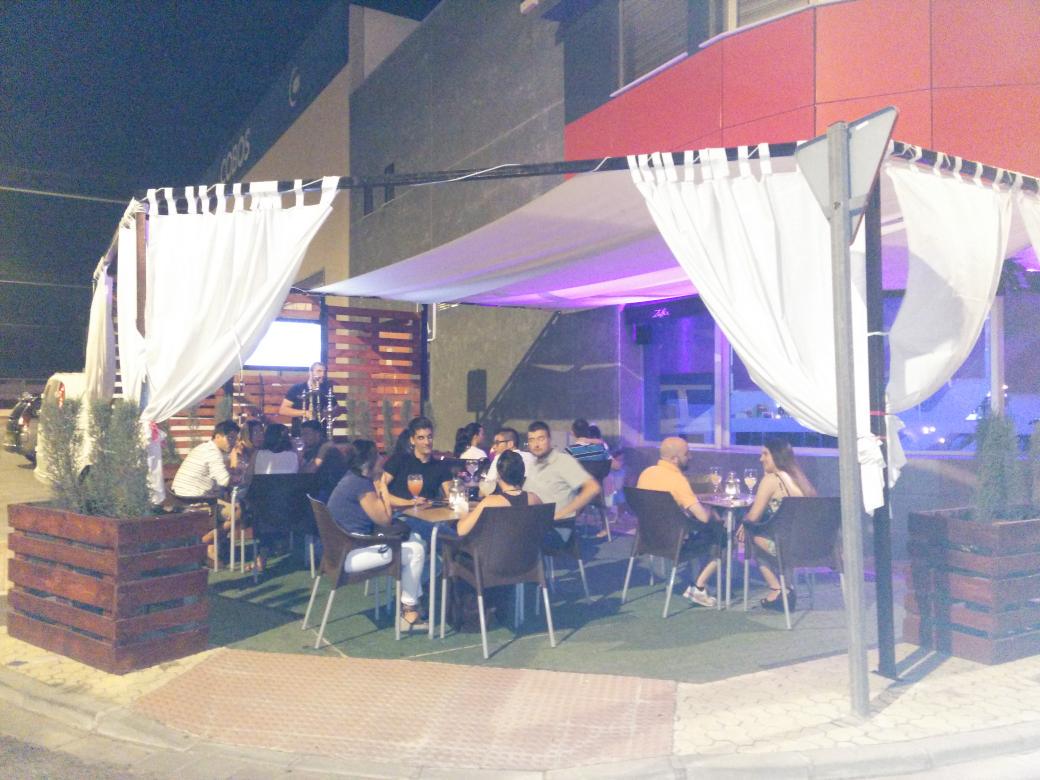 zaffircopas's tweet photo. Comienzan las increíbles noches del verano en #AlcaladeGuadaira. @zaffircopas Summer Lounge. http://t.co/uoCPxBYHBm