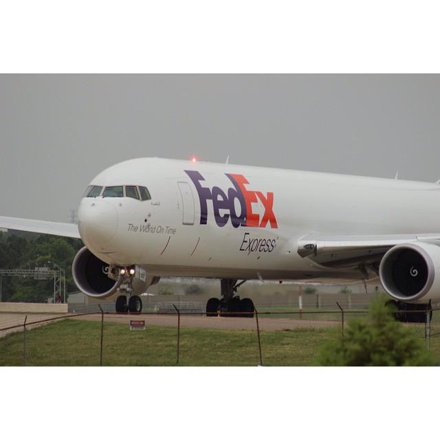 DeltaBravo33's tweet image. Instagram : by geminijets_collector3 - #N117FE Taxing to 18R #fedex #KMEM #Boeing #b763 #767 #planespotting #beacon…