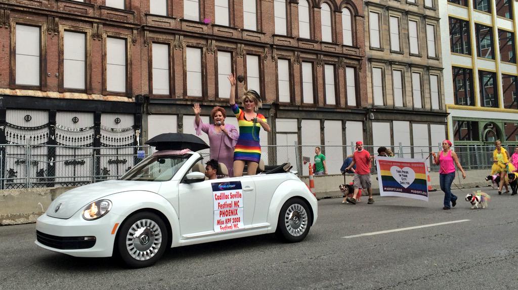 LouPubMedia's tweet image. Love the #kentuckianapride #parade - going on now downtown! 🙌 #HowWeLou #PrideMonth #Pride2015