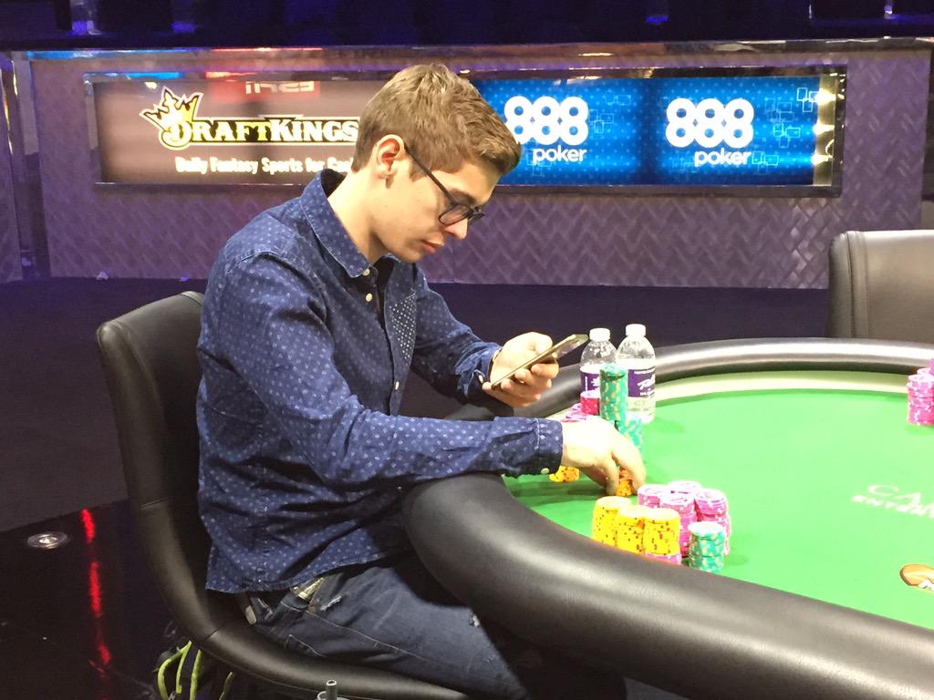 Pokerdoc_BR's tweet photo. #WSOP37 Streaming da FT em breve, passaremos o link aqui. Fedor "CrownUpGuy" Holz puxa a fila. http://t.co/XmrjVGOX90