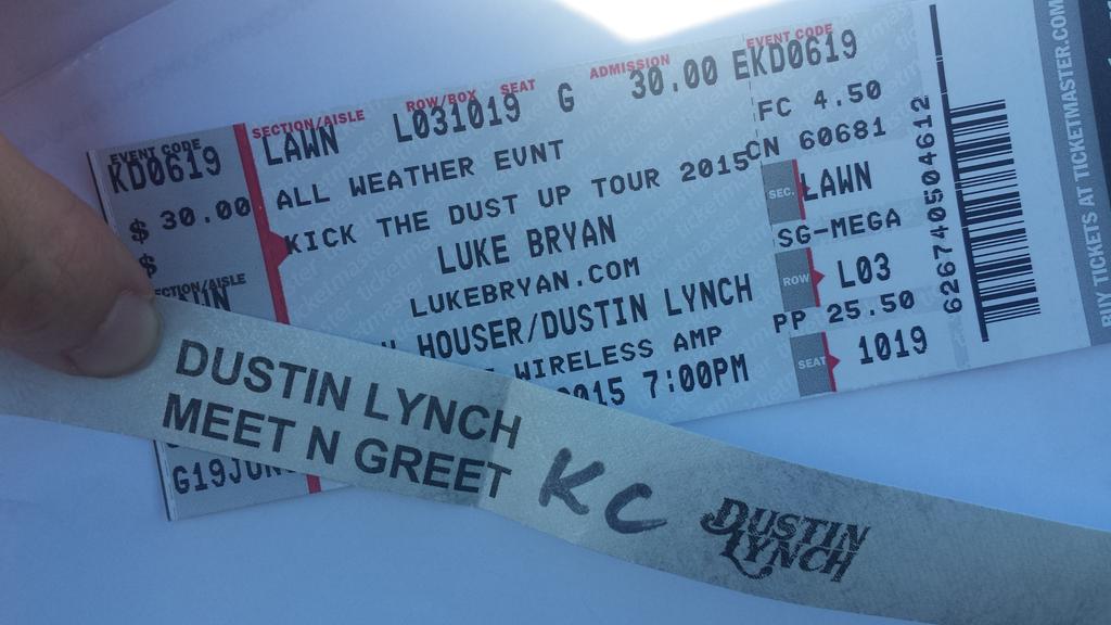 ksuLace's tweet photo. Few things are sadder than showing up for your @dustinlynch meet &amp; greet and realizing they moved it up ah so bummed! http://t.co/WiTe5X09UX