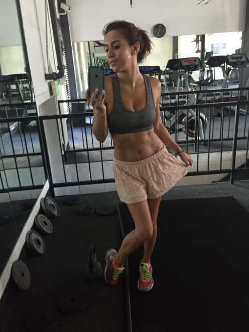 Some girl at the gym asked if I wore a skirt to run in ? http://t.co/7YL5gtBjZ7