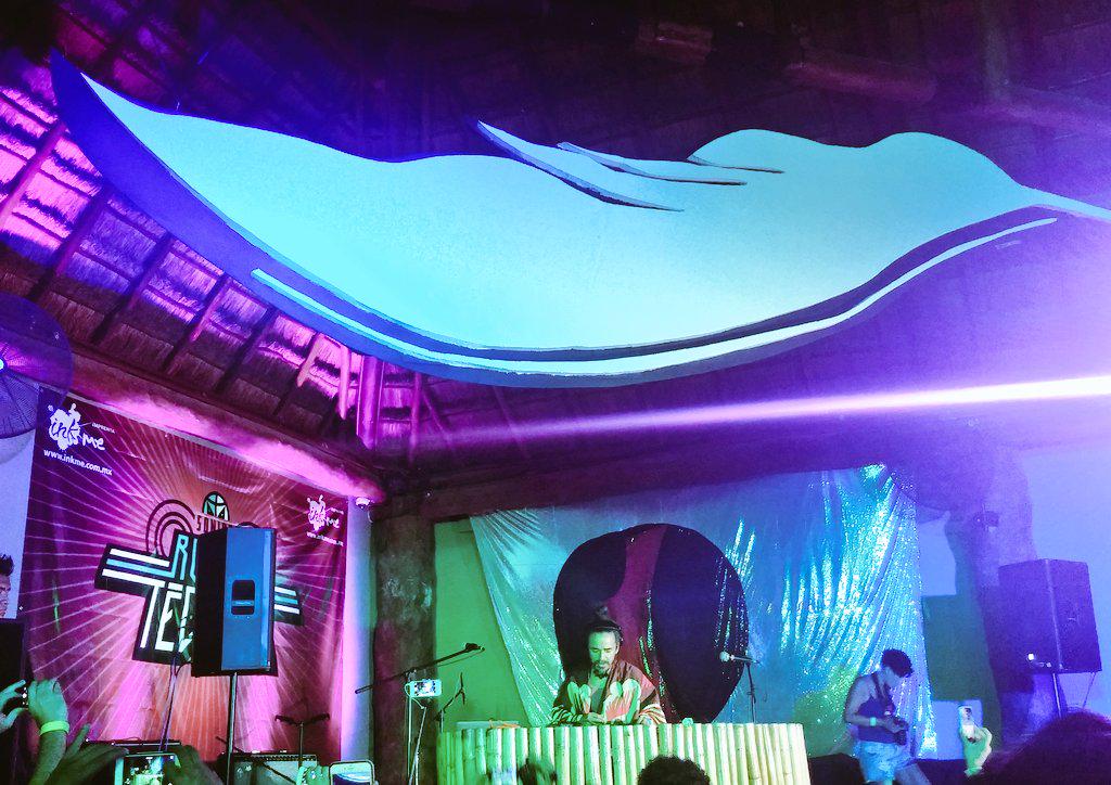 VivoEnCancun's tweet photo. Ya en el escenario de @blueparrotplaya Rubén Albarran con su No DJ Set @sonidorudos #CulturaMexicanDeNETA http://t.co/iwbRRbWCwm