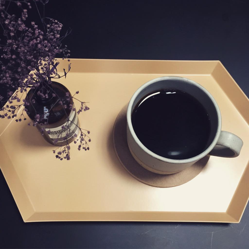 빗소리 피쳐링 삼아 매드맥스 OST를 크게 틀어놓고 진격의 워릭에 올라탄듯 폭풍청소를. 그 끝에 얻어낸 오후의 평화가 정말 좋다. 커피 한 잔 내리고, 지금은 박주원의 연주앨범을 들으며 책을 읽을 참.