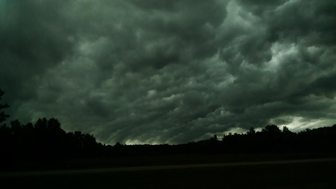 Iuka MS on Hwy 72 this was under the shelf cloud
<a href="/NMSCAS/">North MS Storm Chasers 🌪🇺🇸</a> @WTVAmatt <a href="/mswxmedia/">MS WX Media</a>