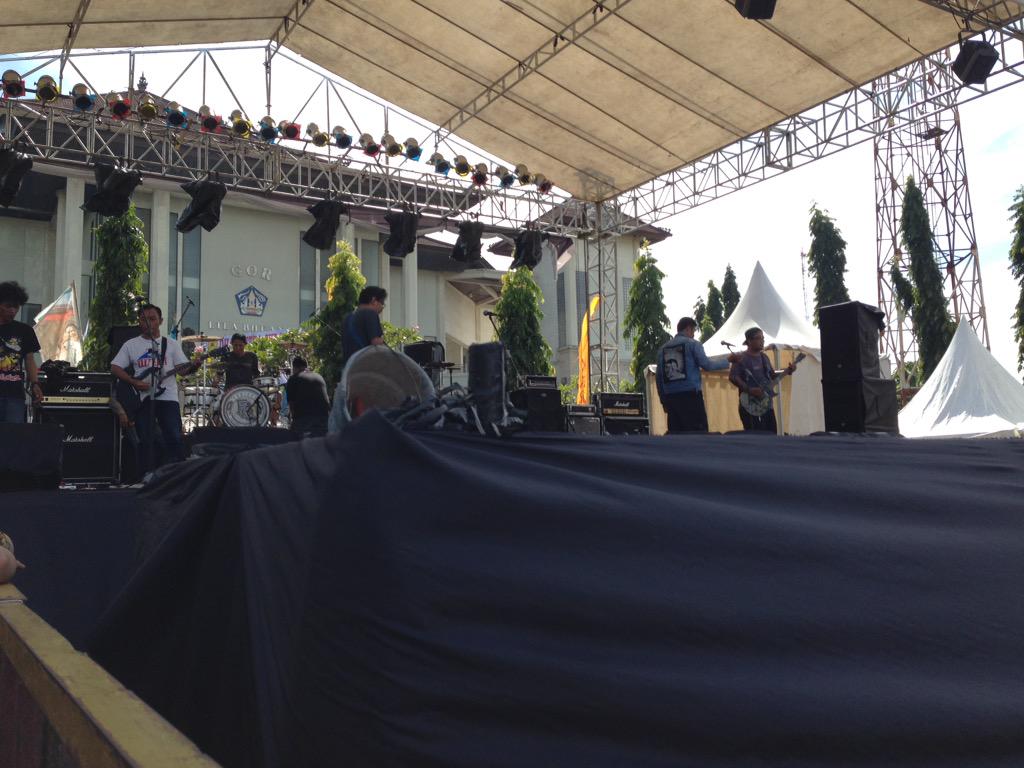 Check check sound . Like a plane, Don't care condition, Dan Rajawali ingkar janji on the stage!!!