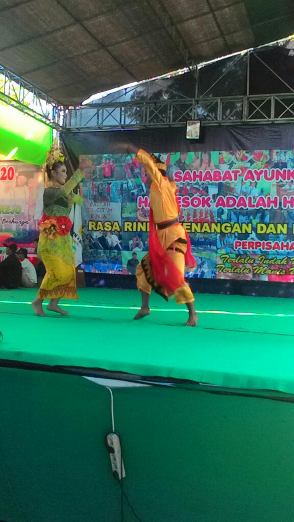 smpndubang's tweet photo. Next Foto dubang ,perpisahan kelas 9,,,,tarian jarang goyang versi dubang http://t.co/VnNG5naeRP