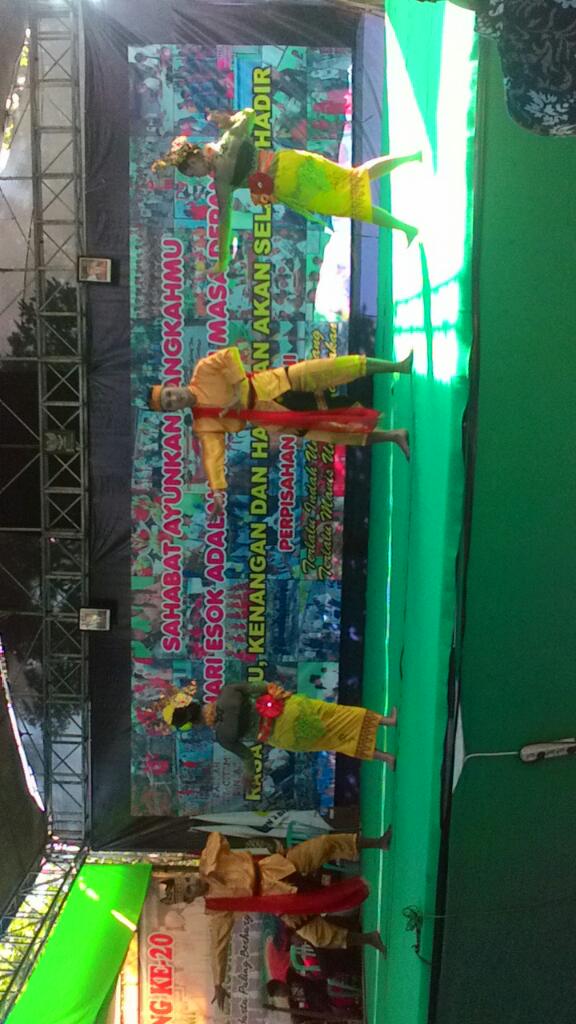 smpndubang's tweet photo. Next Foto dubang ,perpisahan kelas 9,,,,tarian jarang goyang versi dubang http://t.co/VnNG5naeRP