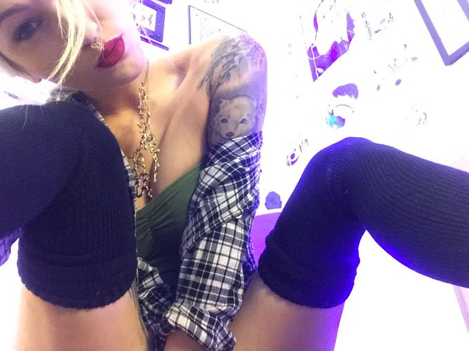 I'm on mfc! Hope ya come say hiiii http://t.co/7sMVQdSZ0a