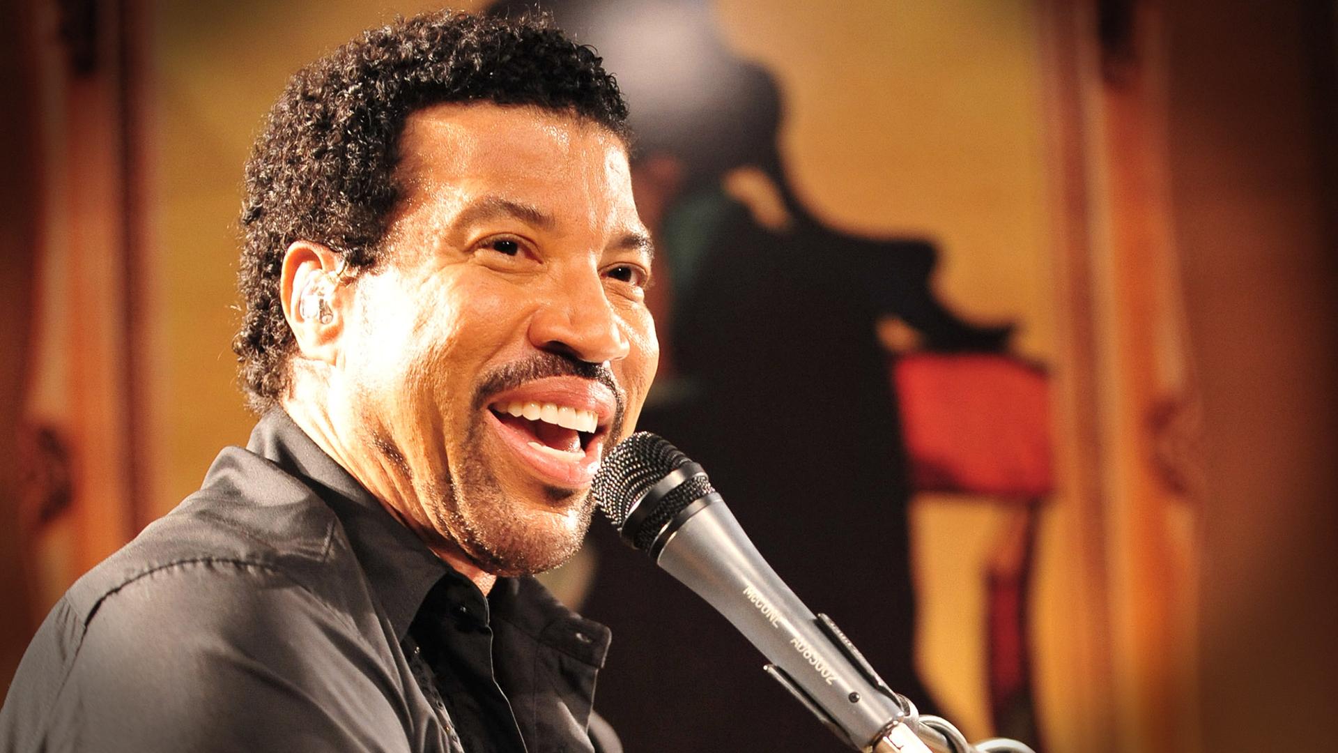 Happy Birthday Lionel Richie!!!Penyanyi R&B legendaris ini kini berusia 66 tahun ini :) 