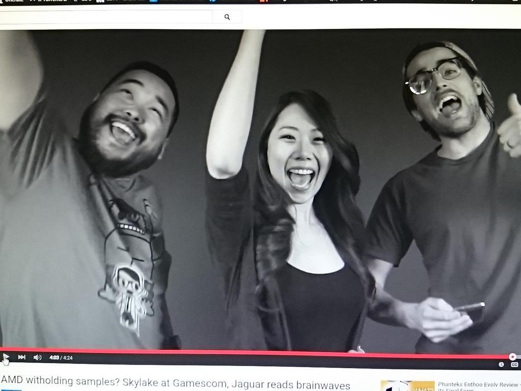 TheRealJooks's tweet image. we cant resist #freezeframes. @NCIXJulia is hosting #netlinked. be nice or i&apos;ll find you